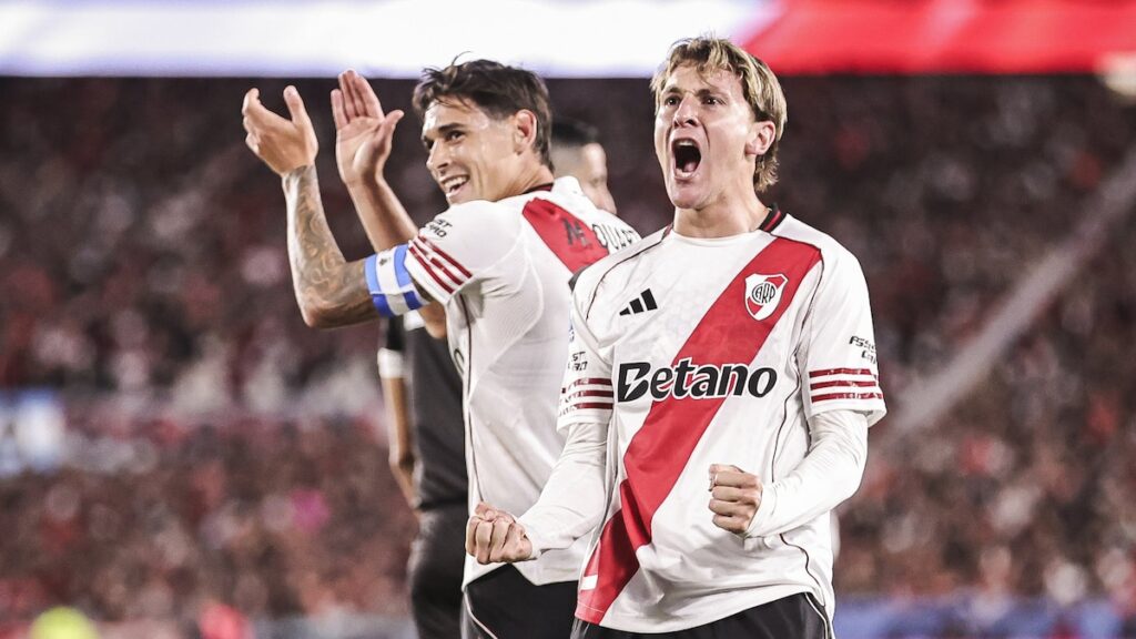 Coudet celebra con jugadores de River tras goleada 3-0 a Belgrano en el Monumental