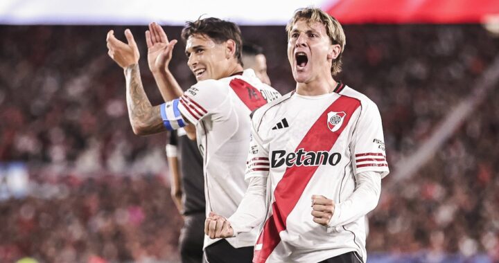 Coudet celebra con jugadores de River tras goleada 3-0 a Belgrano en el Monumental