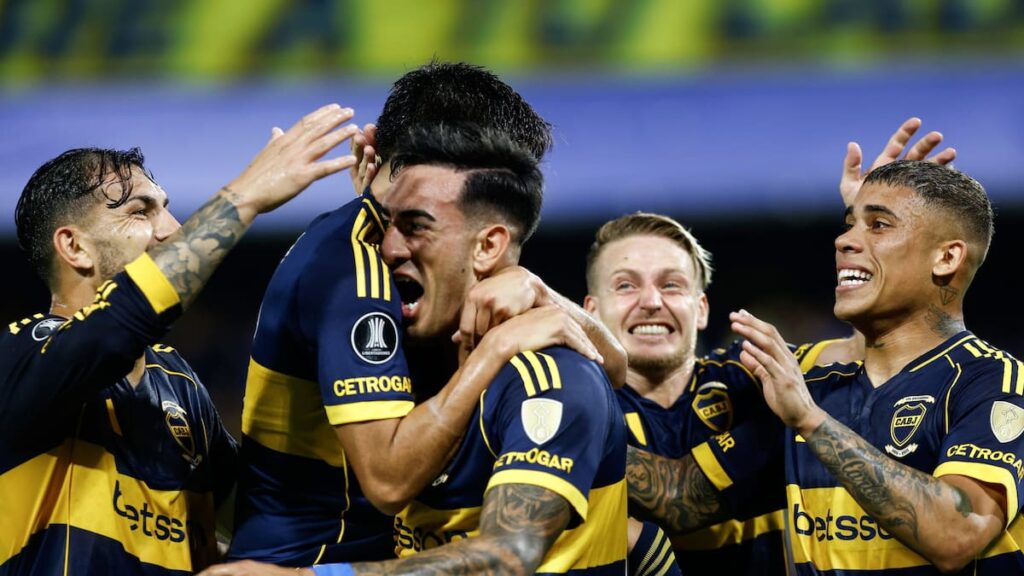 Esteban Marchesín abandonando el campo en camilla tras lesión muscular, con jugadores de Boca preocupados al fondo
