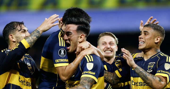 Esteban Marchesín abandonando el campo en camilla tras lesión muscular, con jugadores de Boca preocupados al fondo