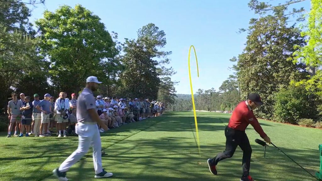 Sergio García rompe su driver contra el tee en Augusta, con Jon Rahm de fondo observando la escena