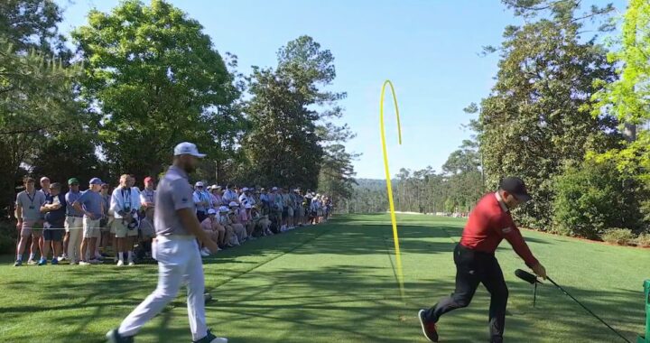Sergio García rompe su driver contra el tee en Augusta, con Jon Rahm de fondo observando la escena