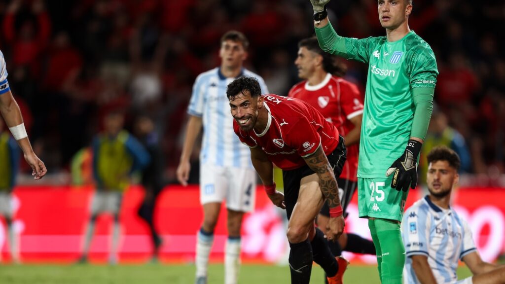 Gabriel Ávalos celebra el gol del triunfo en el clásico Independiente vs Racing en el Libertadores de América