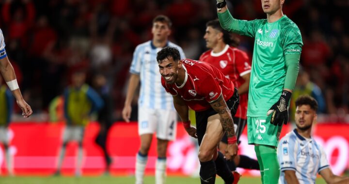 Gabriel Ávalos celebra el gol del triunfo en el clásico Independiente vs Racing en el Libertadores de América