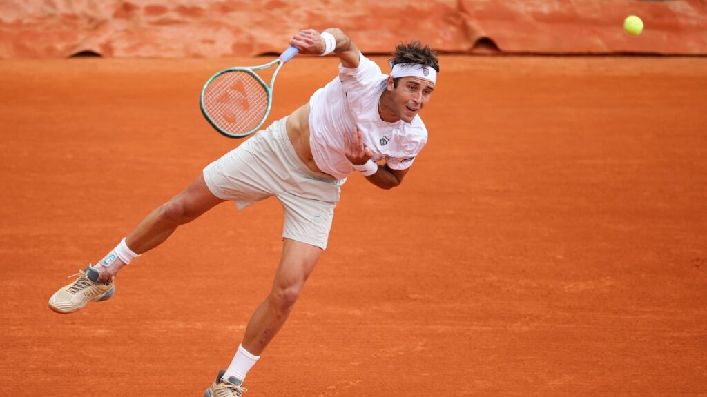 Tomás Etcheverry celebra su victoria en Montecarlo antes de enfrentar a Carlos Alcaraz en octavos sobre polvo de ladrillo