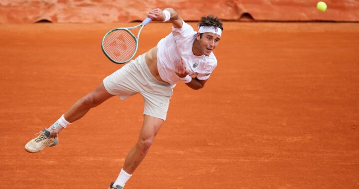 Tomás Etcheverry celebra su victoria en Montecarlo antes de enfrentar a Carlos Alcaraz en octavos sobre polvo de ladrillo