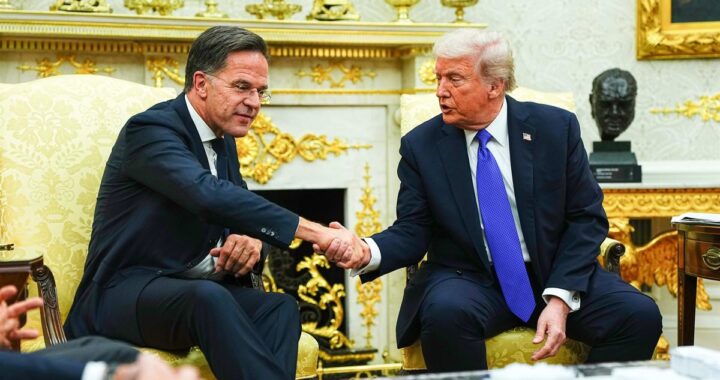 Donald Trump en un discurso señalando a aliados de la OTAN con mapa de Europa y bases militares de fondo