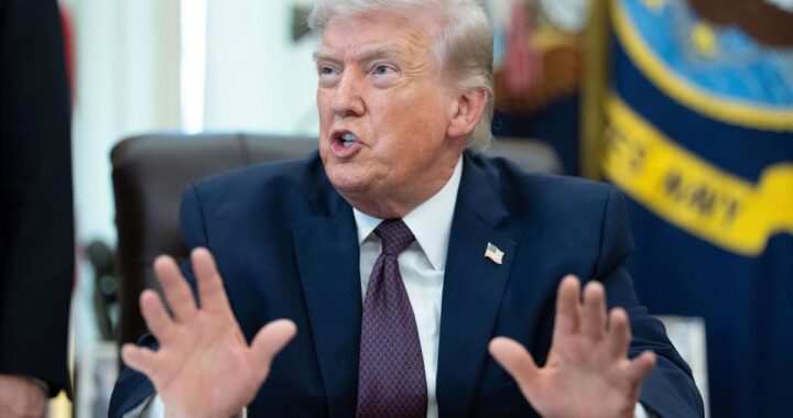 Donald Trump en rueda de prensa anunciando posible salida de EE.UU. de la OTAN con mapa de Europa al fondo