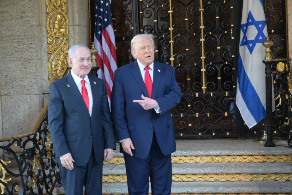 Donald Trump anuncia en redes el histórico diálogo entre Israel y Líbano con mapa de la región de fondo