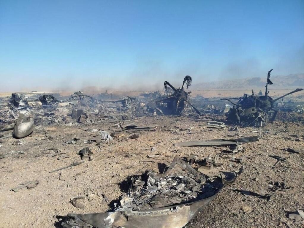 Soldados estadounidenses en helicóptero durante operativo de rescate en montañas iraníes con humo de fondo