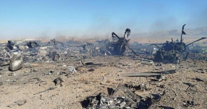 Soldados estadounidenses en helicóptero durante operativo de rescate en montañas iraníes con humo de fondo