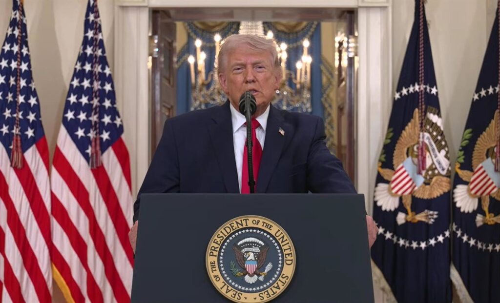 Donald Trump en discurso televisado anunciando ofensiva militar contra Irán con mapa de objetivos marcados en rojo