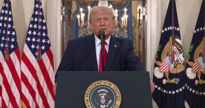 Donald Trump en discurso televisado anunciando ofensiva militar contra Irán con mapa de objetivos marcados en rojo
