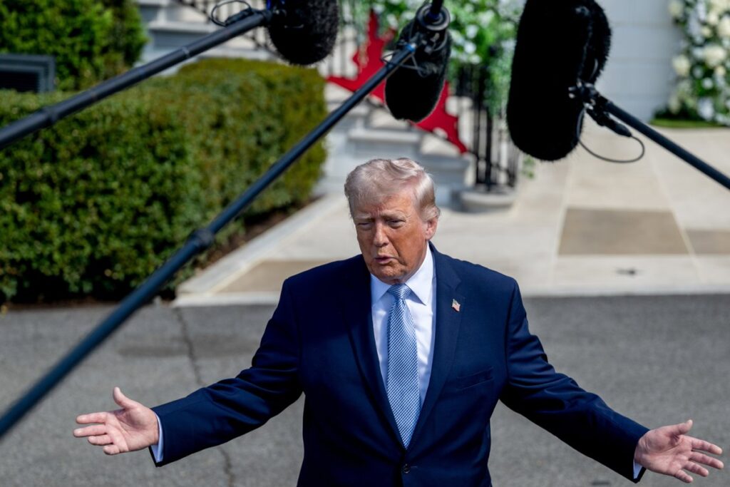 Donald Trump en la Casa Blanca con expresión seria mientras analiza documentos sobre el ultimátum a Irán y el conflicto en el Golfo