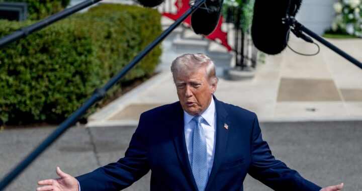 Donald Trump en la Casa Blanca con expresión seria mientras analiza documentos sobre el ultimátum a Irán y el conflicto en el Golfo