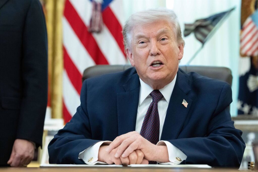 Donald Trump en el Despacho Oval anunciando el fin de la ofensiva militar en Irán con mapa de Oriente Medio de fondo