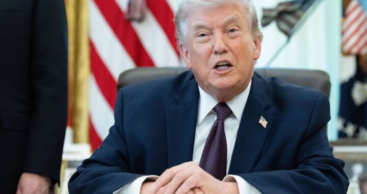 Donald Trump en el Despacho Oval anunciando el fin de la ofensiva militar en Irán con mapa de Oriente Medio de fondo