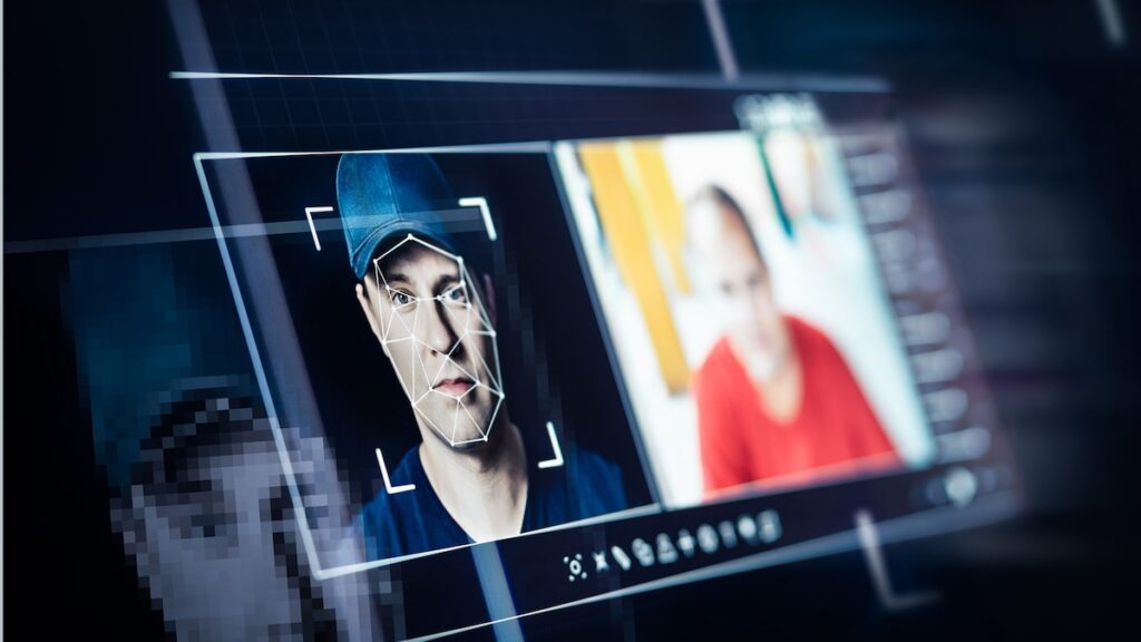 Pantalla con deepfake político viral en Argentina: 500K vistas y algoritmo manipulando tendencias electorales