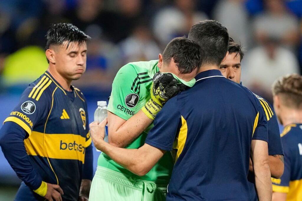 Agustín Marchesín lesionado siendo atendido en el campo de juego con expresión de dolor