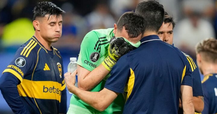 Agustín Marchesín lesionado siendo atendido en el campo de juego con expresión de dolor