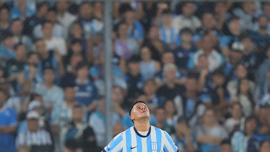 Marcos Rojo con rostro de furia tras recibir tarjeta roja en el Cilindro de Racing