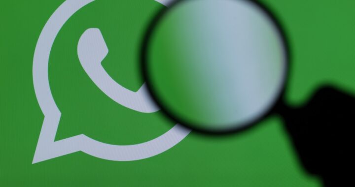 Pantalla de smartphone mostrando alerta de seguridad por app falsa de WhatsApp con logo de spyware superpuesto