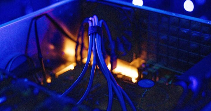 Gráfico comparativo del consumo eléctrico de la IA vs países como Japón en 2030, mostrando un aumento del 220%