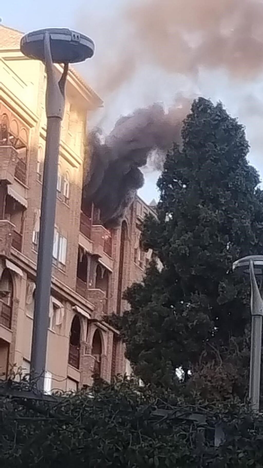 Columnas de humo negro sobre edificio de 6 plantas en Granada durante emergencia por incendio en terraza