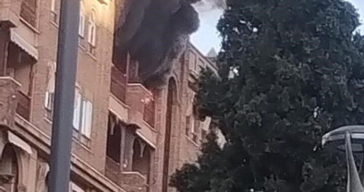 Columnas de humo negro sobre edificio de 6 plantas en Granada durante emergencia por incendio en terraza
