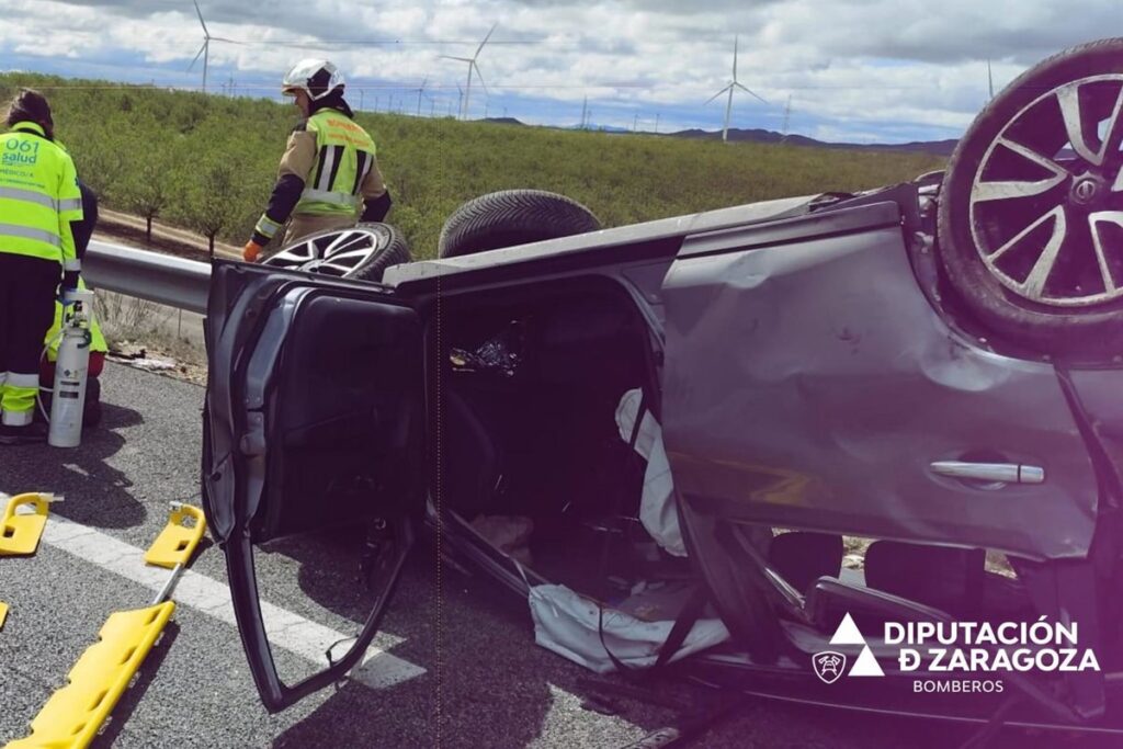 Coche volcado boca abajo en el arcén de la AP-68 tras salir de la vía en curva peligrosa