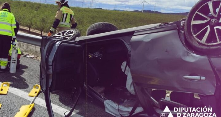 Coche volcado boca abajo en el arcén de la AP-68 tras salir de la vía en curva peligrosa