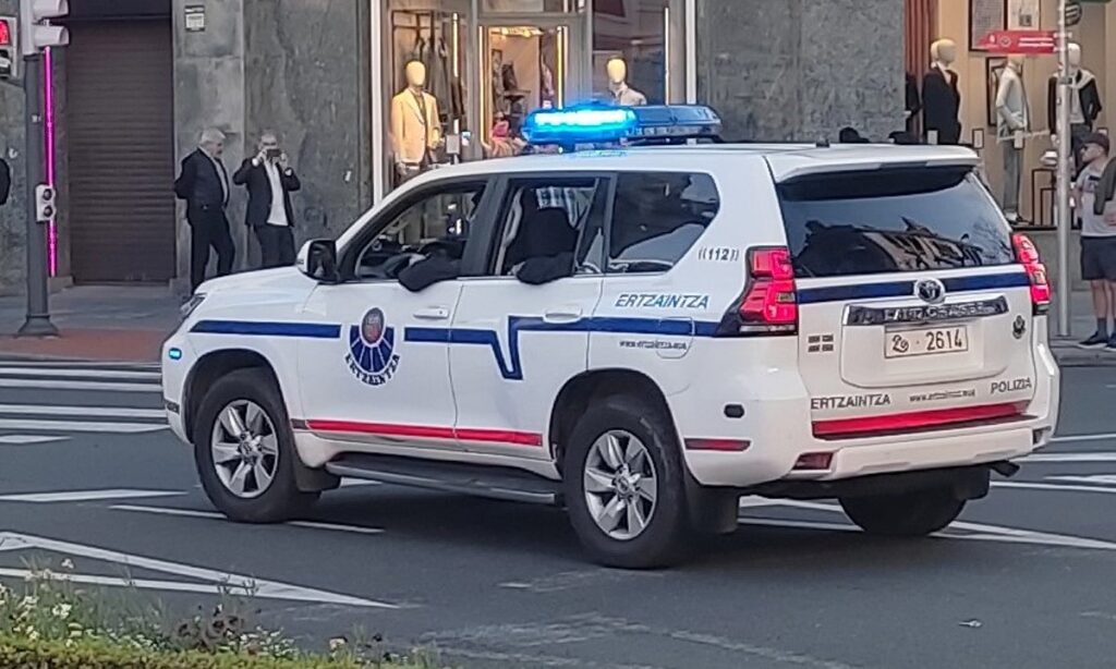 Agentes de la Ertzaintza detienen a cinco jóvenes tras apuñalar a un adolescente de 17 años en Vitoria, con cuchillos incautados