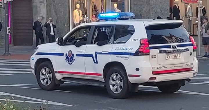 Agentes de la Ertzaintza detienen a cinco jóvenes tras apuñalar a un adolescente de 17 años en Vitoria, con cuchillos incautados