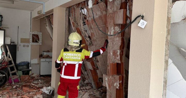 Edificio en Los Corrales de Buelna con techo derrumbado durante reformas y bomberos evacuando vecinos