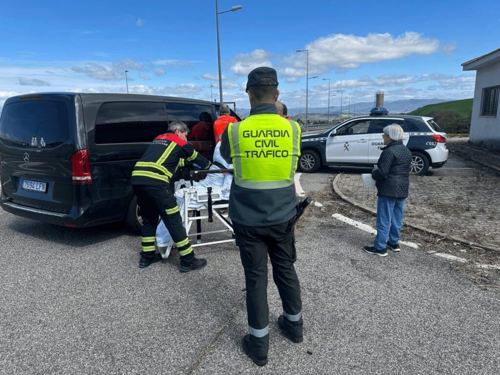 Ambulancia en la A-12 atendiendo a un anciano con síntomas de infarto agudo, tráfico detenido a su alrededor