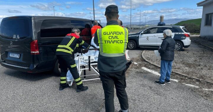 Ambulancia en la A-12 atendiendo a un anciano con síntomas de infarto agudo, tráfico detenido a su alrededor