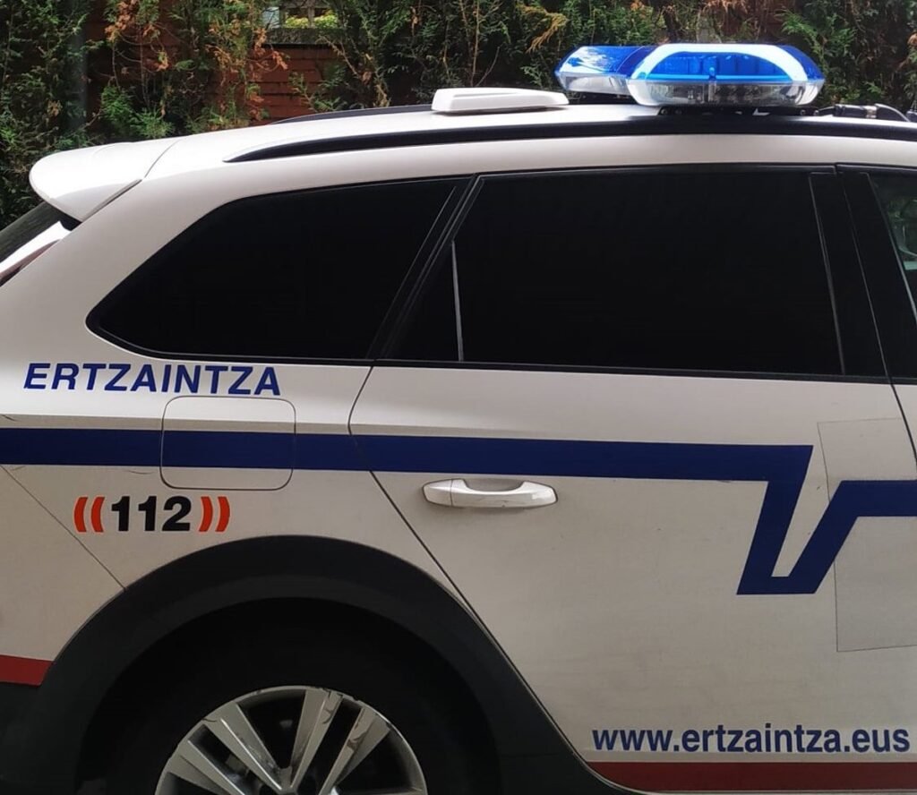 Agente de la Ertzaintza deteniendo a un ladrón junto a la verja saltada de un caserío en Busturia