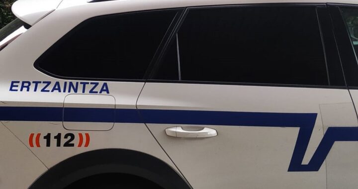 Agente de la Ertzaintza deteniendo a un ladrón junto a la verja saltada de un caserío en Busturia