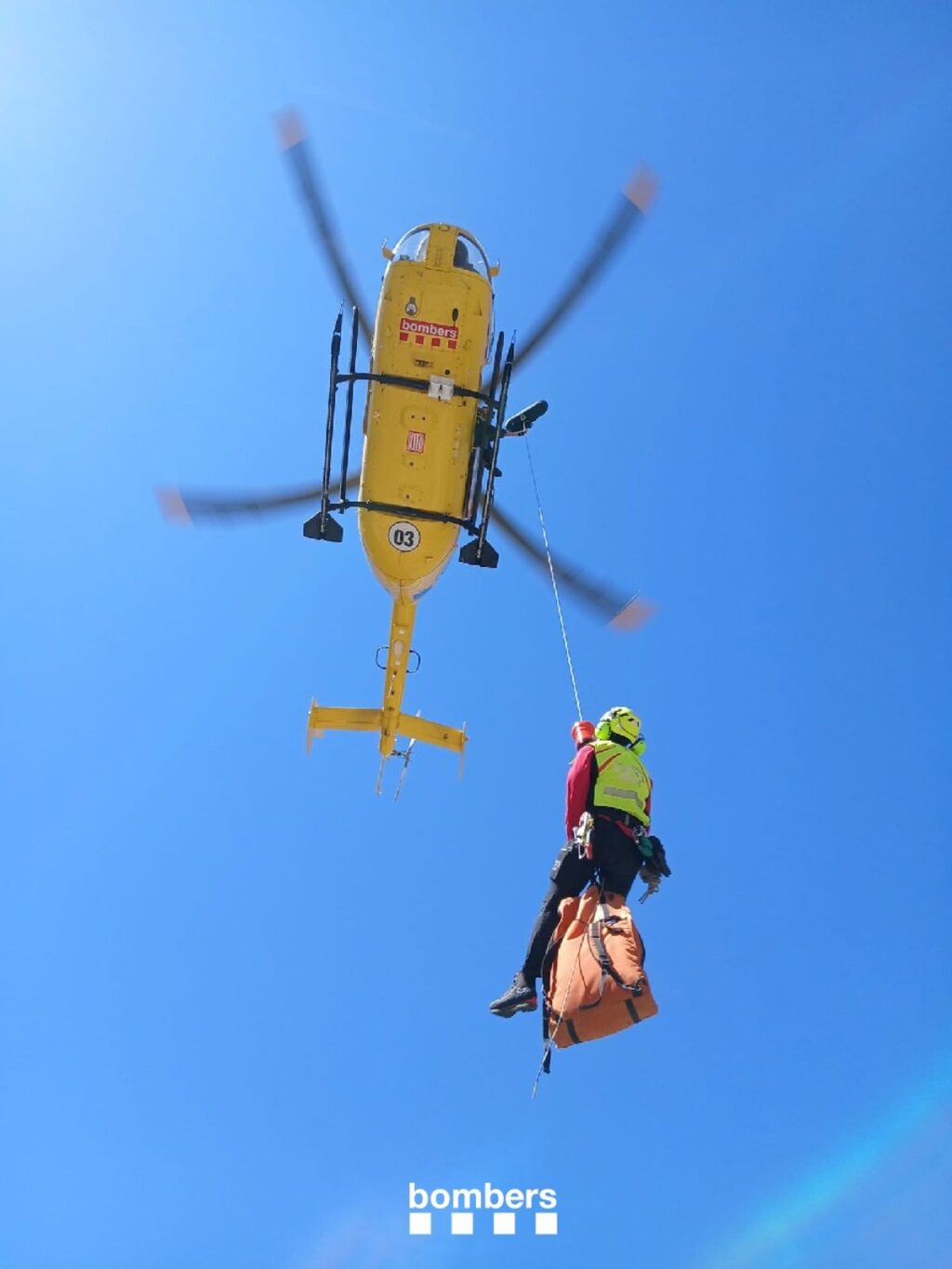 Equipo de rescate atendiendo a escalador herido tras caída de 20 metros en Arnes, Tarragona