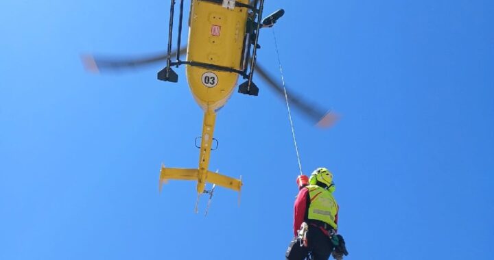 Equipo de rescate atendiendo a escalador herido tras caída de 20 metros en Arnes, Tarragona
