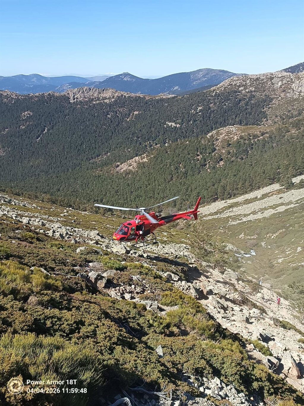 Equipo de rescate GERA auxiliando a un senderista lesionado en roca escarpada de la sierra madrileña con drones térmicos