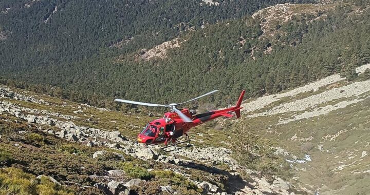 Equipo de rescate GERA auxiliando a un senderista lesionado en roca escarpada de la sierra madrileña con drones térmicos