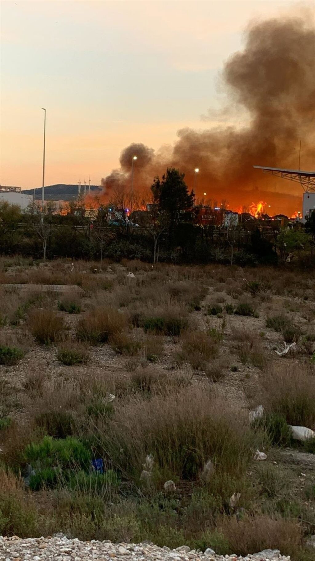 Llamas de 10 metros y humo negro en la planta de Urbaser (PTR Zaragoza) con bomberos en acción