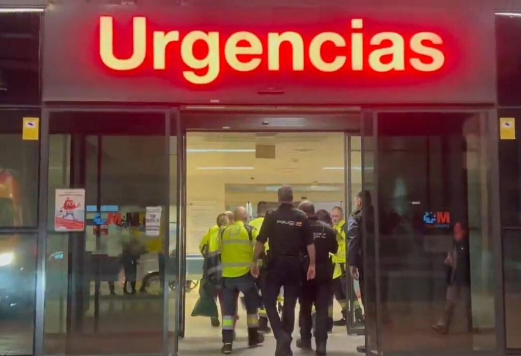 Agentes policiales en calle Almazán (Latina) tras apuñalamiento a joven de 20 años con herida en espalda