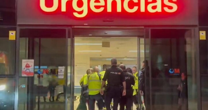 Agentes policiales en calle Almazán (Latina) tras apuñalamiento a joven de 20 años con herida en espalda
