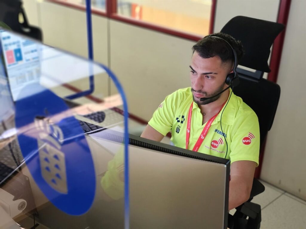 Enfermero del SUC guiando por teléfono la reanimación de un bebé en apnea con la madre en segundo plano