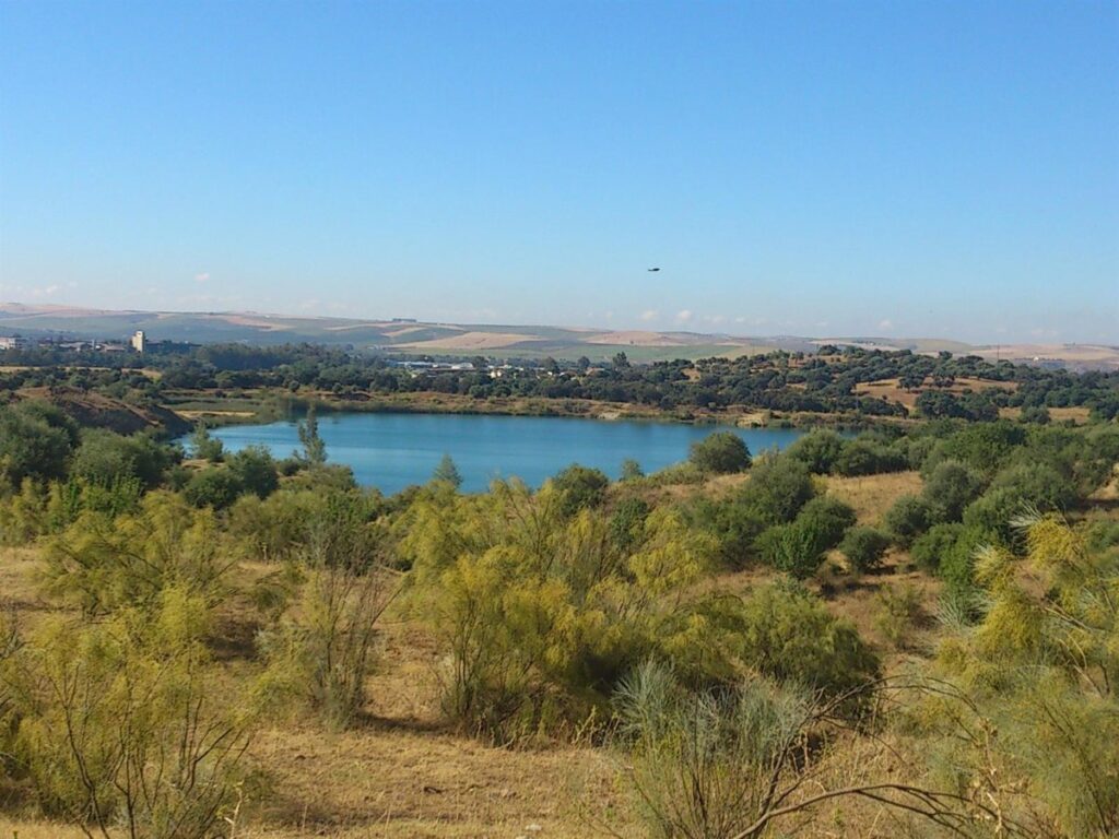Vista aérea del Lago Azul en Córdoba con zonas de corrientes peligrosas marcadas en rojo sobre aguas cristalinas