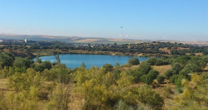 Vista aérea del Lago Azul en Córdoba con zonas de corrientes peligrosas marcadas en rojo sobre aguas cristalinas