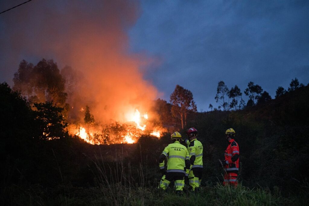 Bomberos combaten llamas en monte Galleiro (Ponteareas) con 400 hectáreas quemadas y helicópteros sobrevolando