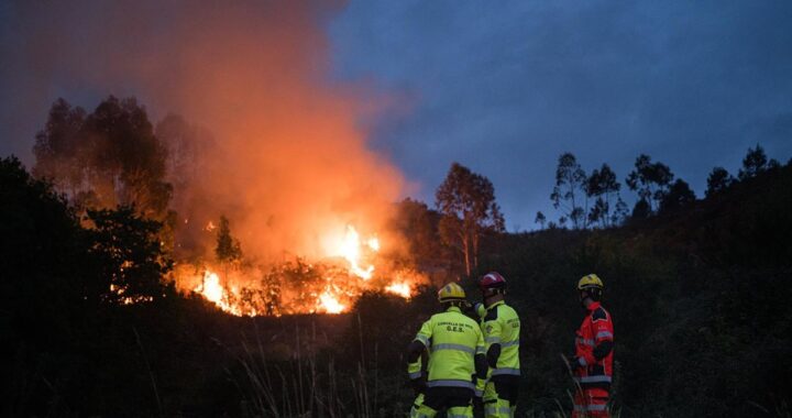 Bomberos combaten llamas en monte Galleiro (Ponteareas) con 400 hectáreas quemadas y helicópteros sobrevolando